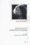 Copertina Ogni felicità assediata dai leoni Jane Hirshfield